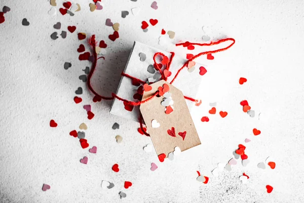 Concepto San Valentín Con Caja Regalo Blanca Con Corazones Etiqueta —  Fotos de Stock