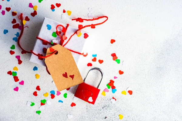 Concepto San Valentín Con Caja Regalo Blanca Con Corazones Etiqueta —  Fotos de Stock