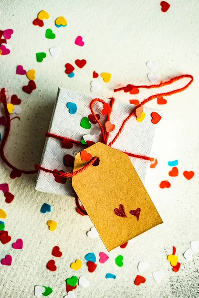 Concetto San Valentino Con Confezione Regalo Bianca Con Cuori Tag — Foto Stock