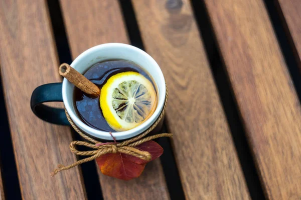 Tasse Thé Noir Citron Sur Fond Bois Avec Espace Copie — Photo