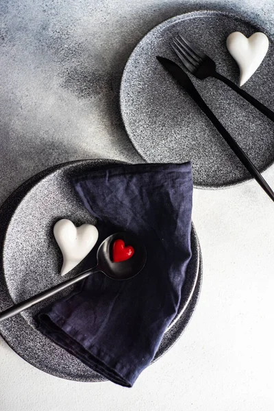 Placera Inställning För Valentine Semester Middag Dekorerad Med Hjärtan Vit — Stockfoto