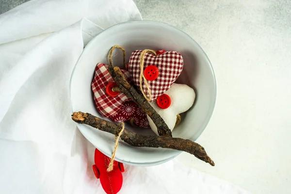 Koncepcja Walentynki Miejscem Ustawienia Ceramiczna Miska Pełna Zabytkowych Serc Tekstylnych — Zdjęcie stockowe