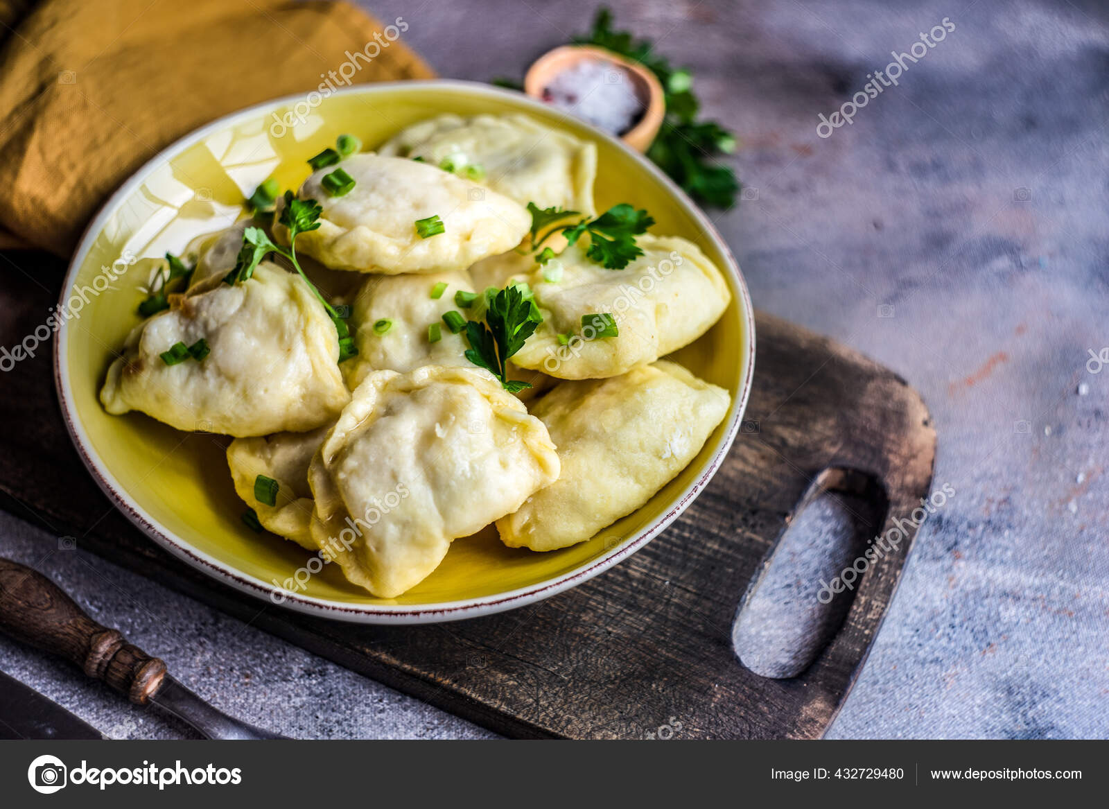 С чем подают вареники с картошкой