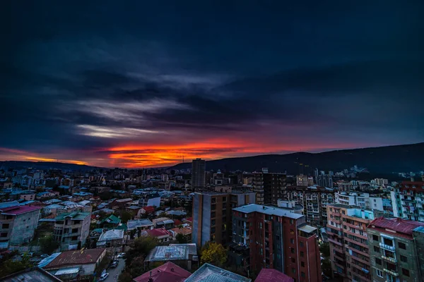 Sol Manhã Céu Dramático Sobre Tbilisi Geórgia — Fotografia de Stock