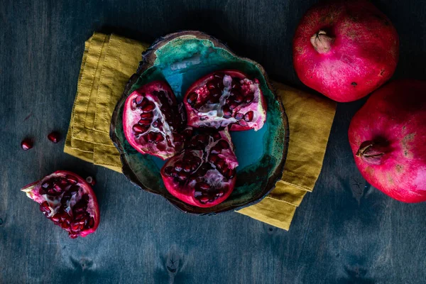 Frutas Romã Orgânica Com Suas Sementes Prato Como Conceito Alimento — Fotografia de Stock