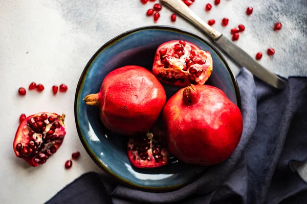 Frutas Romã Orgânica Com Suas Sementes Prato Fundo Cinza Pedra — Fotografia de Stock