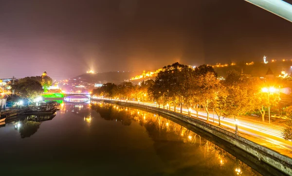 Vista Viagem Paisagem Ponte Peace Margem Rio Mtikvari Tbilisi Geórgia — Fotografia de Stock