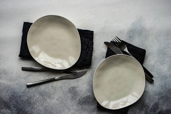 Cadre Table Minimaliste Avec Assiettes Céramique Rustique Couverts Sur Fond — Photo