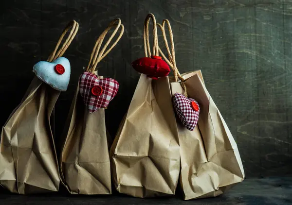 Presentask Insvept Och Dekorerad För Själsfrände För Valentine Dag — Stockfoto