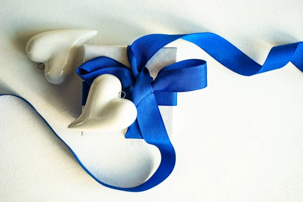 Caja Regalo Envuelta Decorada Para Media Naranja Con Cinta Azul — Foto de Stock