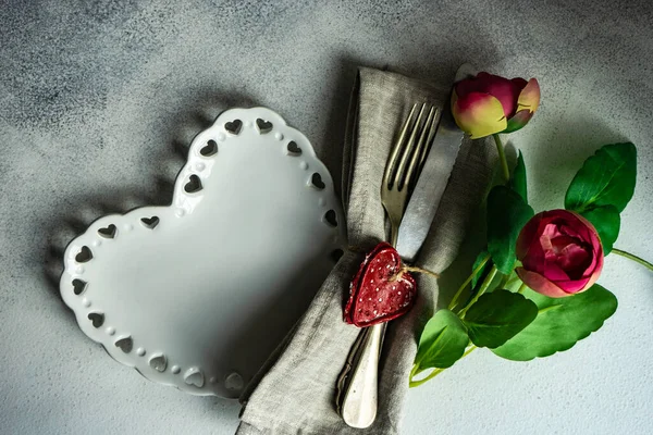 Plats Inställning För Alla Hjärtans Dag Middag Med Blommor — Stockfoto
