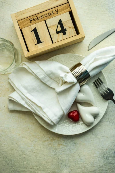 Tischdekoration Mit Herzförmiger Dekoration Zum Valentinstag — Stockfoto