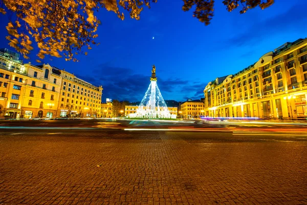 2020年12月20日 佐治亚州Tbilisi 第比利斯的主要广场 自由广场 圣诞树为圣诞和新年灯火通明 — 图库照片