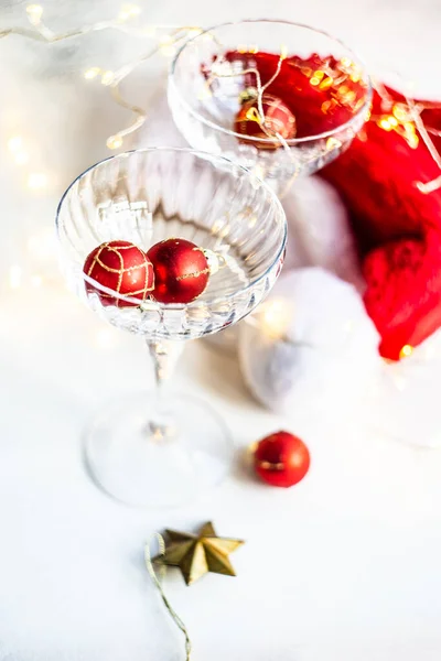 Karácsonyi Szilveszteri Party Ünneplés Pezsgős Poharakkal Fényekkel — Stock Fotó