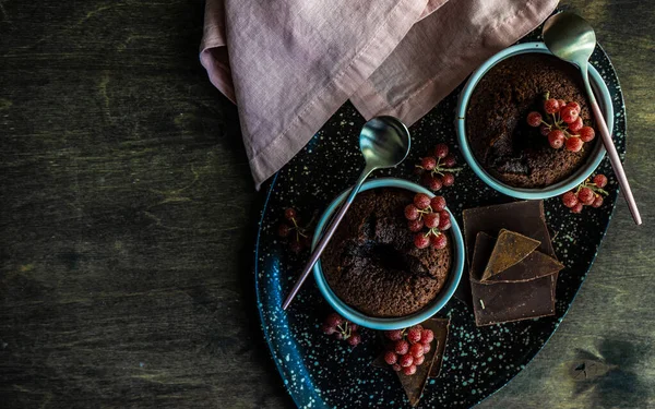 Pastel Fondant Chocolate Recién Horneado Con Bayas Rojas Shepherdia Argentea — Foto de Stock