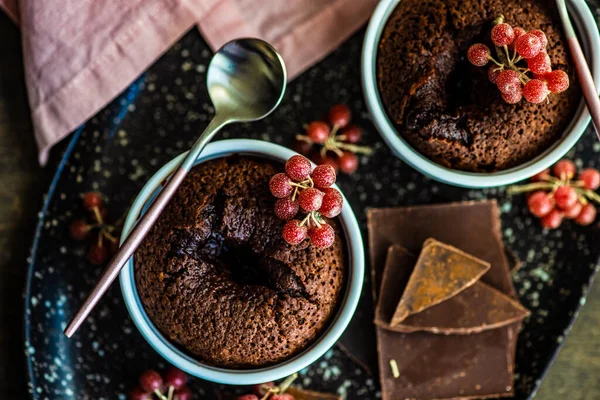 Pastel Fondant Chocolate Recién Horneado Con Bayas Rojas Shepherdia Argentea — Foto de Stock