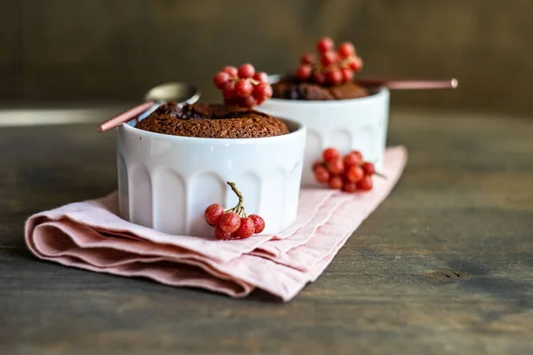 Taze Pişmiş Çikolatalı Kek Kırmızı Shepherdia Argentea Meyveleri Kasede Servis — Stok fotoğraf