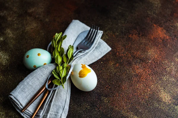 Wielkanocne Sztućce Kolorowymi Jajkami Liśćmi Boxwood Betonowym Tle Przestrzenią Kopiowania — Zdjęcie stockowe