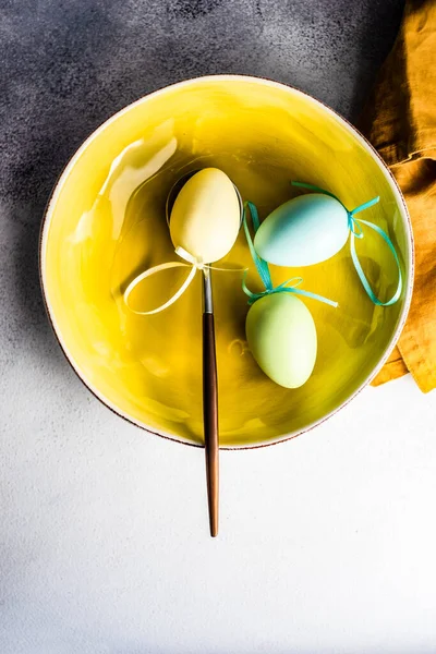 Tazón Amarillo Brillante Decorado Con Huevos Colores Sobre Fondo Hormigón — Foto de Stock
