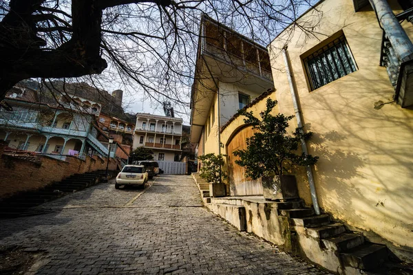 Vida Ruas Estreitas Tbilisi Velho Com Estradas Pedra Casas Tijolos — Fotografia de Stock