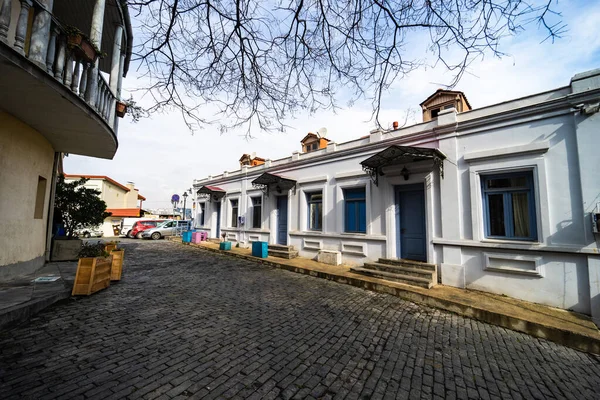Vida Ruas Estreitas Tbilisi Velho Com Estradas Pedra Casas Tijolos — Fotografia de Stock
