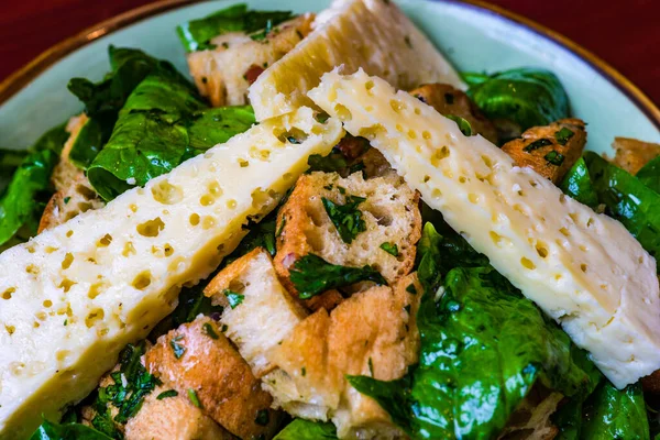 Egészséges Saláta Grillezett Csirkével Sajttal Spenótlevéllel Tálban Fából Készült Asztalon — Stock Fotó