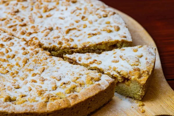 Torta Mele Appena Sfornata Sul Tavolo Legno — Foto Stock