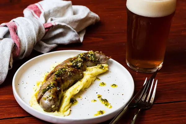 Saucisse Grillée Épicée Maison Servie Avec Des Légumes Dans Une — Photo