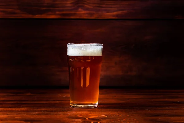 Vaso Cerveza Artesanal Una Vieja Barra Madera — Foto de Stock