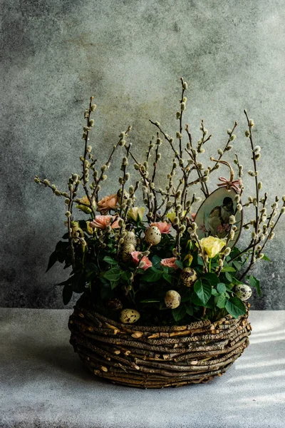 부활절 장식을 장미와 버드나무로 꽃무늬 — 스톡 사진
