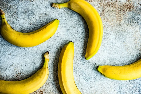 Frutas Amarillas Maduras Plátano Sobre Fondo Hormigón Con Espacio Para —  Fotos de Stock