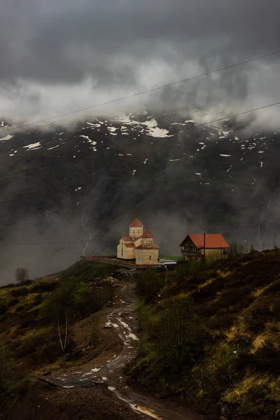 Gürcistan Daki Gudauri Kayak Merkezindeki Kilise Yol — Stok fotoğraf