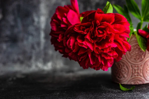 陶器の花瓶や赤い牡丹の花とカップのインテリア装飾 — ストック写真