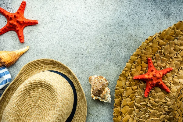 Yaz Arka Planında Hasır Şapka Deniz Yıldızlarıyla Yatıyordu — Stok fotoğraf