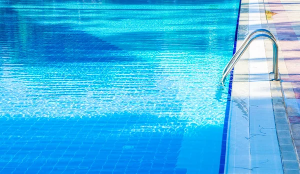 Piscina Azul Con Detalle Agua Ondulada Como Concepto Relax — Foto de Stock