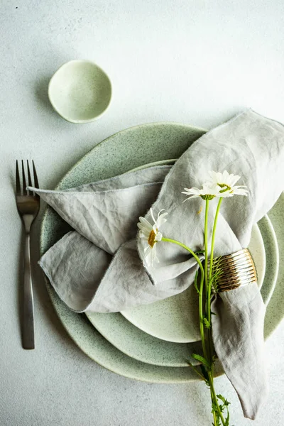 Zomer Tafel Instelling Met Witte Madeliefje Bloemen Beton Achtergrond — Stockfoto