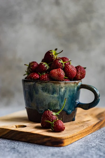 Zomer Achtergrond Met Rijpe Aardbeien Beton Achtergrond — Stockfoto