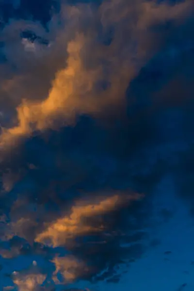 Huysuz Mavi Kırmızı Günbatımlı Yaz Arkaplanı — Stok fotoğraf