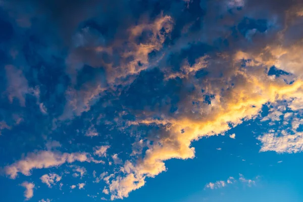 Sommar Bakgrund Med Lynnig Blå Och Röd Soluppgång Himmel — Stockfoto