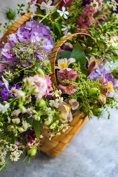 Compoziție Florală Proaspătă Vară Fundal Din Beton — Fotografie, imagine de stoc