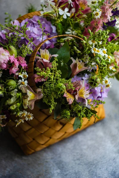 Frische Sommerliche Florale Komposition Auf Betongrund — Stockfoto