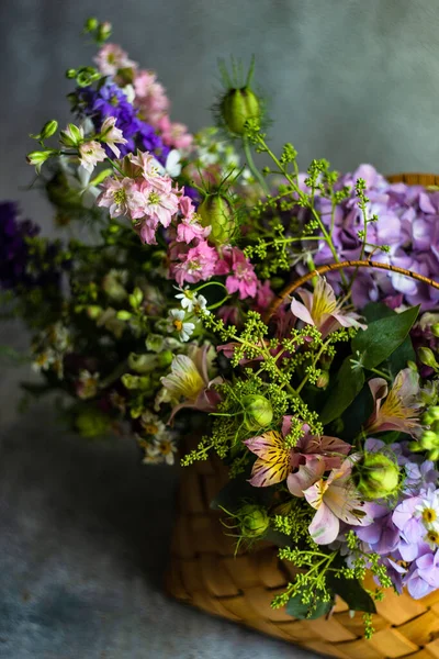 Frische Sommerliche Florale Komposition Auf Betongrund — Stockfoto