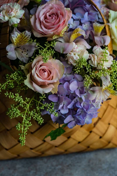 Frische Sommerliche Florale Komposition Auf Betongrund — Stockfoto