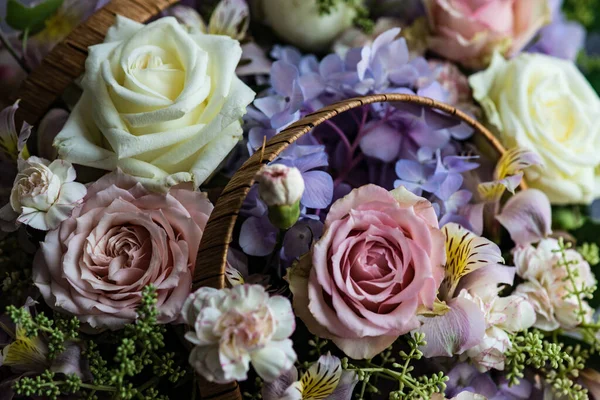 Frische Sommerliche Florale Komposition Auf Betongrund — Stockfoto