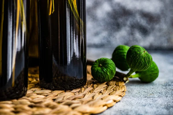 Summer Interior Decoration Wine Bottles Fig Fruits Branch — Stockfoto