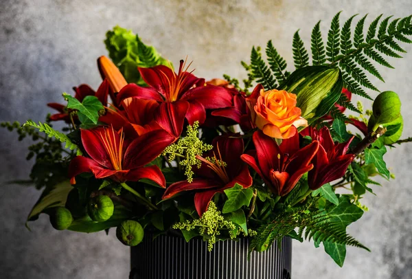 Концепція Літньої Флоральної Композиції Різноманітністю Сезонних Квітів — стокове фото