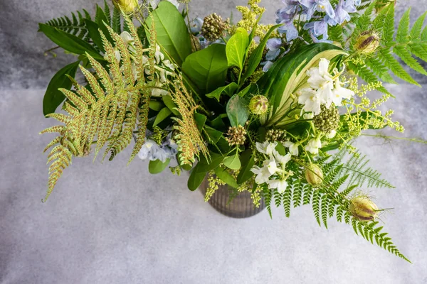 Konzept Der Sommerlichen Blütenkomposition Mit Einer Vielfalt Saisonaler Blumen — Stockfoto