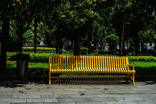 Nueva Zona Parque Bulevar Con Banco Jardín Color Metal Entre —  Fotos de Stock
