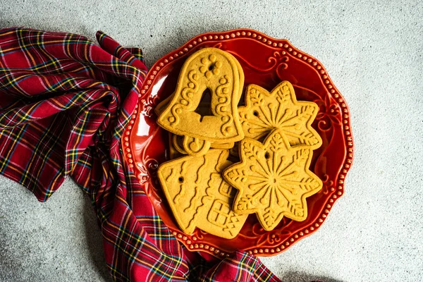 Red Plate Gingerbread Cookies Christmas Food Concept — Fotografia de Stock