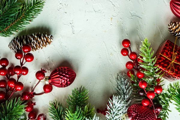 Weihnachtskartenkonzept Mit Rahmen Aus Grünen Tannenzweigen Roten Dekorationskugeln Und Beeren — Stockfoto
